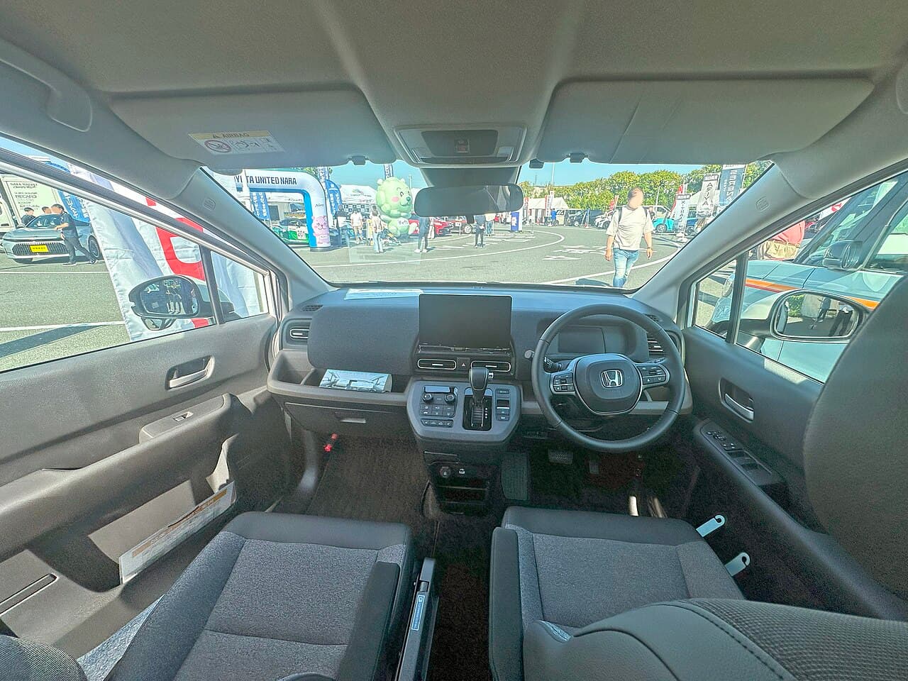 Передняя панель и передние кресла Honda Freed AIR EX GT1 третьего поколения, японская семиместная бензиновая версия