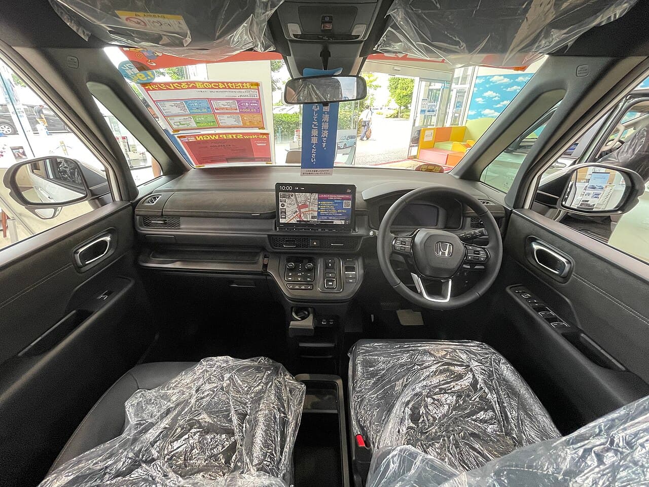 Передняя панель и передние кресла Honda Step WGN e:HEV SPADA PREMIUM LINE RP8 шестого поколения