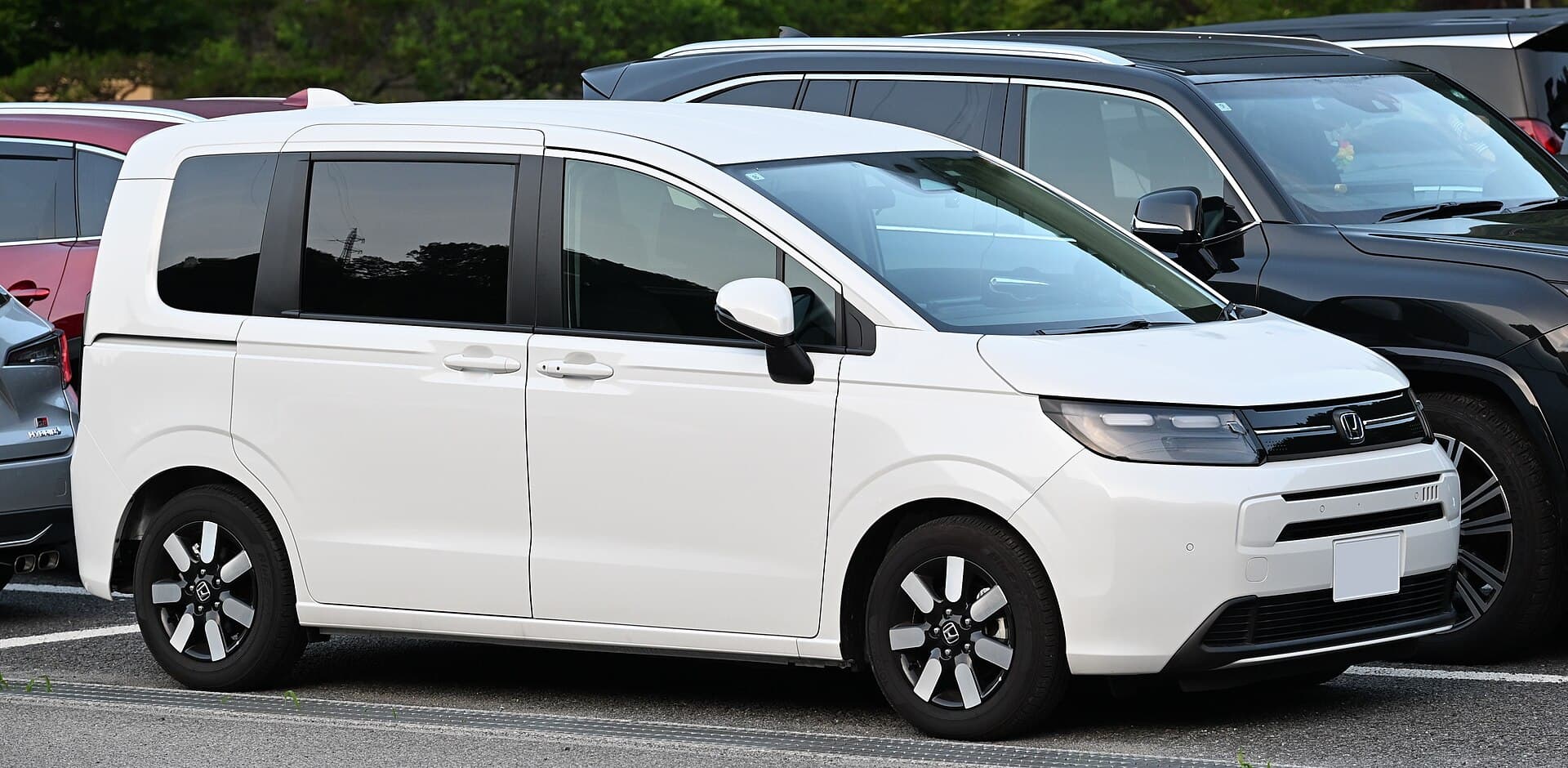Белый Honda Freed e:HEV Air EX третьего поколения, вид спереди и сбоку