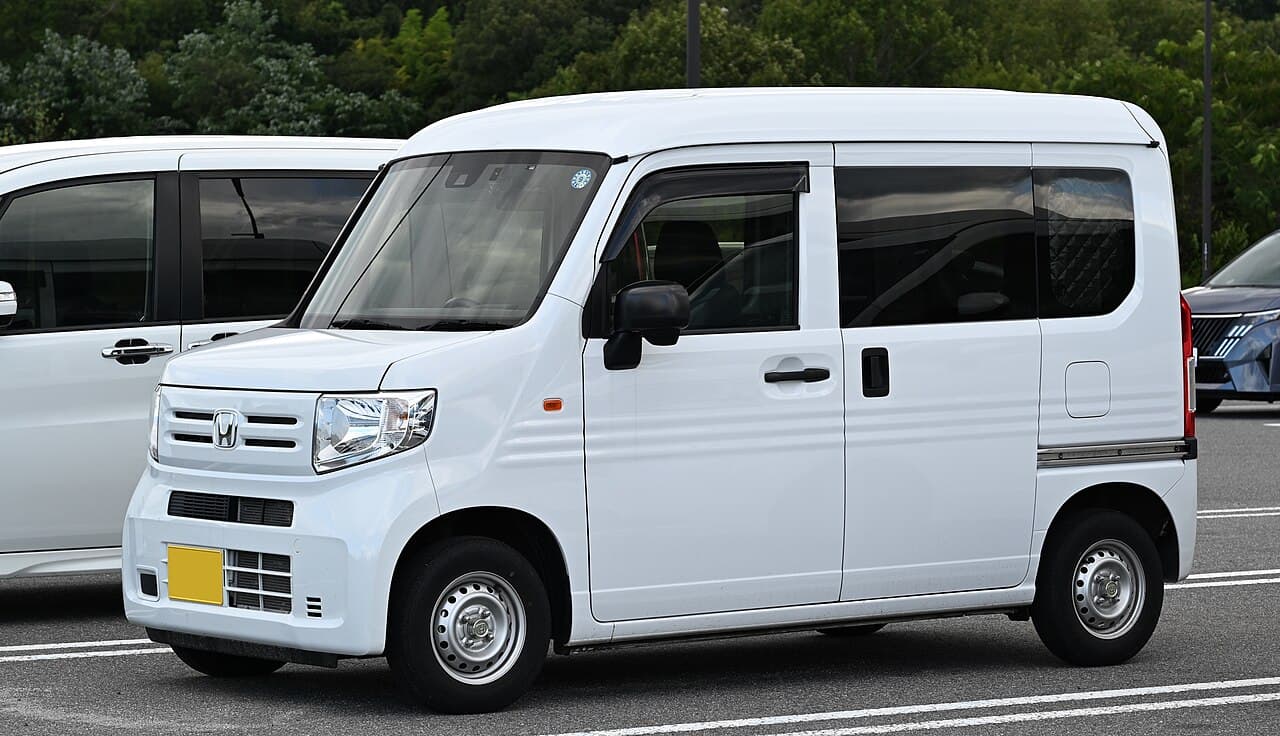 Белый Honda N-VAN G с бензиновым двигателем, вид спереди и сбоку