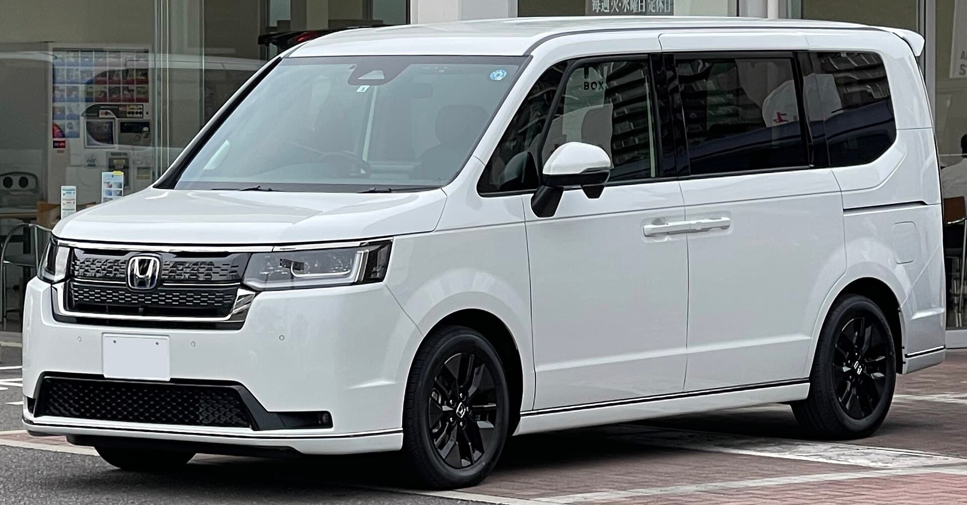 Белый Honda Step WGN e:HEV Spada поколения RP8, вид спереди и сбоку