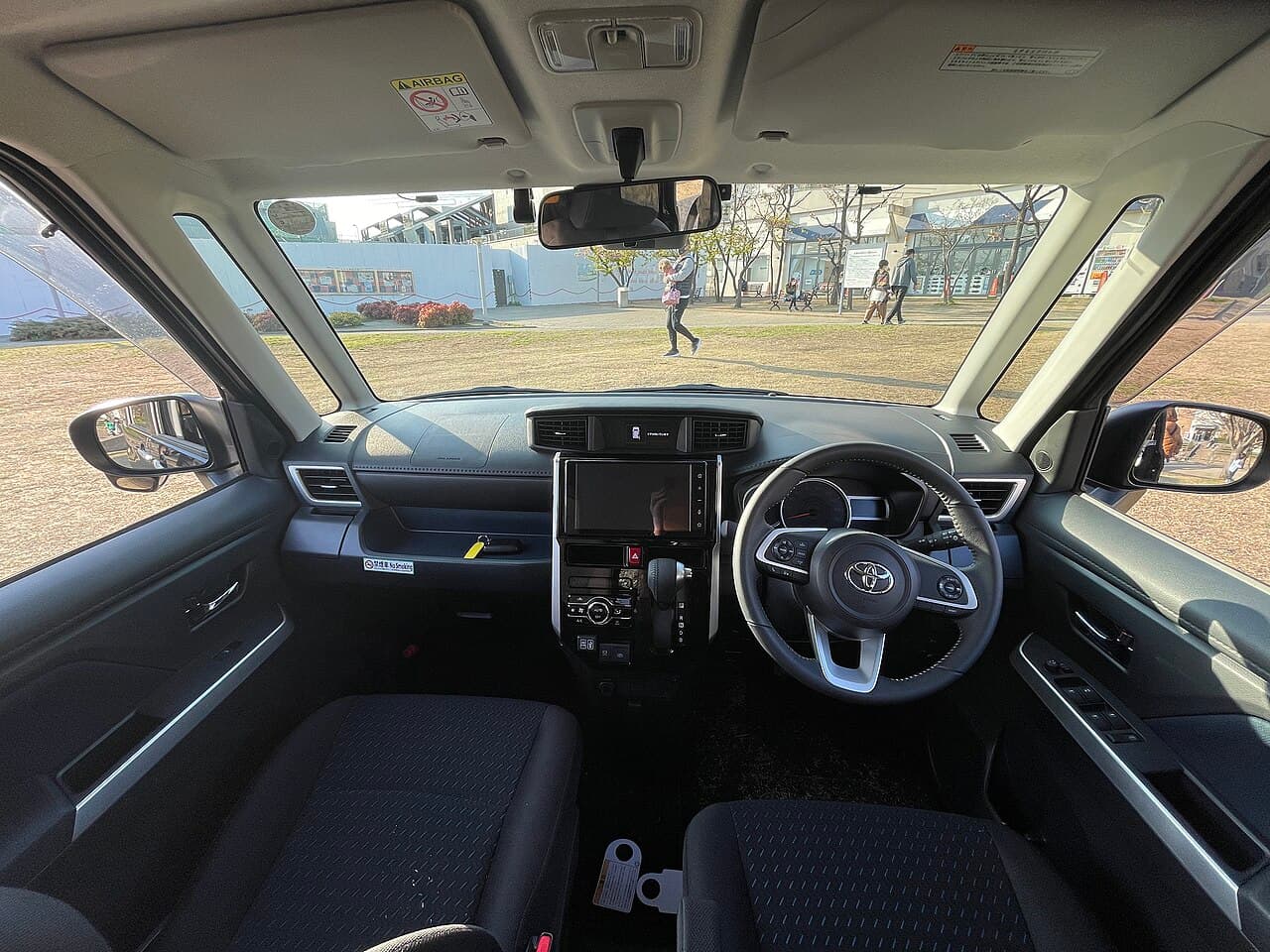 Передние сиденья и приборная панель праворульного Toyota Roomy Custom G-T